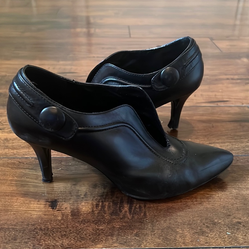 Arturo Chiang Women’s Black Leather Heels. Style At-Mireille. Size 8. Heel 3”.